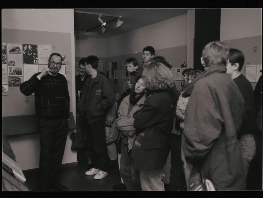 1991: Museumsleiter Brebeck mit Schülergruppe in der Ausstellung „Wewelsburg 1933 – 1945. Kult- und Terrorstätte der SS“  ©Archiv Kreismuseum Wewelsburg